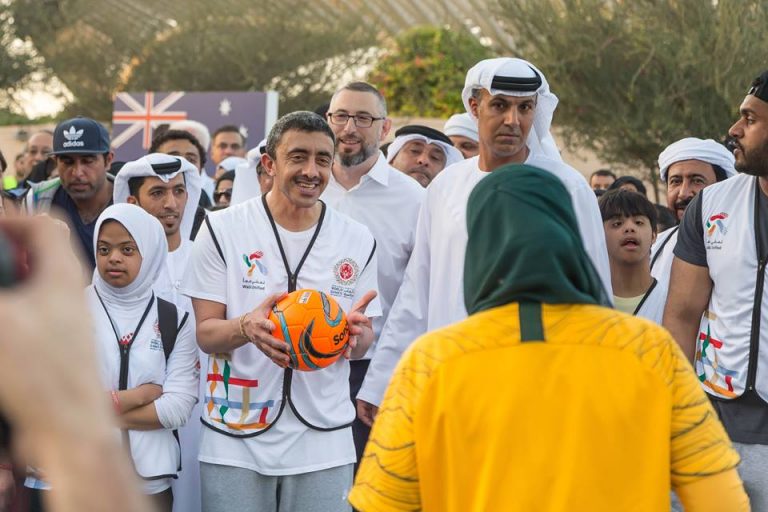 عبدالله بن زايد وزير الخارجية يقود مسيرة التسامح بحديقة أم الإمارات في أبوظبي